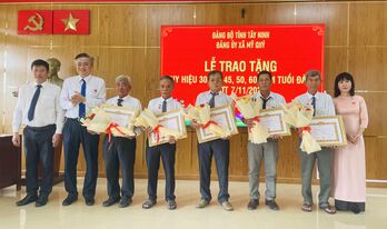 Xã Mỹ Quý: Trao Huy hiệu Đảng đợt 07/11