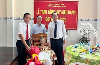 Phó Chủ tịch UBND tỉnh Nguyễn Minh Lâm dự Lễ trao Huy hiệu Đảng tại phường Kiến Tường