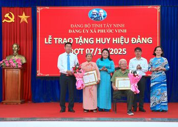 Đảng ủy xã Phước Vinh trao tặng Huy hiệu Đảng đợt 07/11