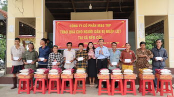 Xã Bến Cầu trao quà cho người dân vùng lũ