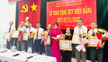 Phường Gò Dầu: Trao tặng Huy hiệu Đảng cho đảng viên đợt 07/11