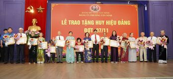 Phường Tân Ninh: Trao Huy hiệu Đảng cho 48 đảng viên