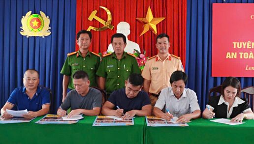 Tuyên truyền an toàn giao thông cho lực lượng an ninh cơ sở và chủ quán nhậu