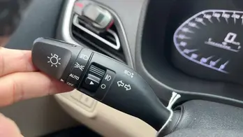 Sai lầm phổ biến của tài xế khi gạt đèn xi-nhan trong quá trình vượt ô tô