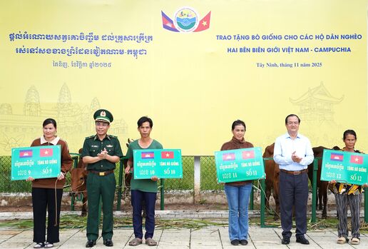 Trao tặng bò giống cho các hộ dân hai bên biên giới Việt Nam – Campuchia