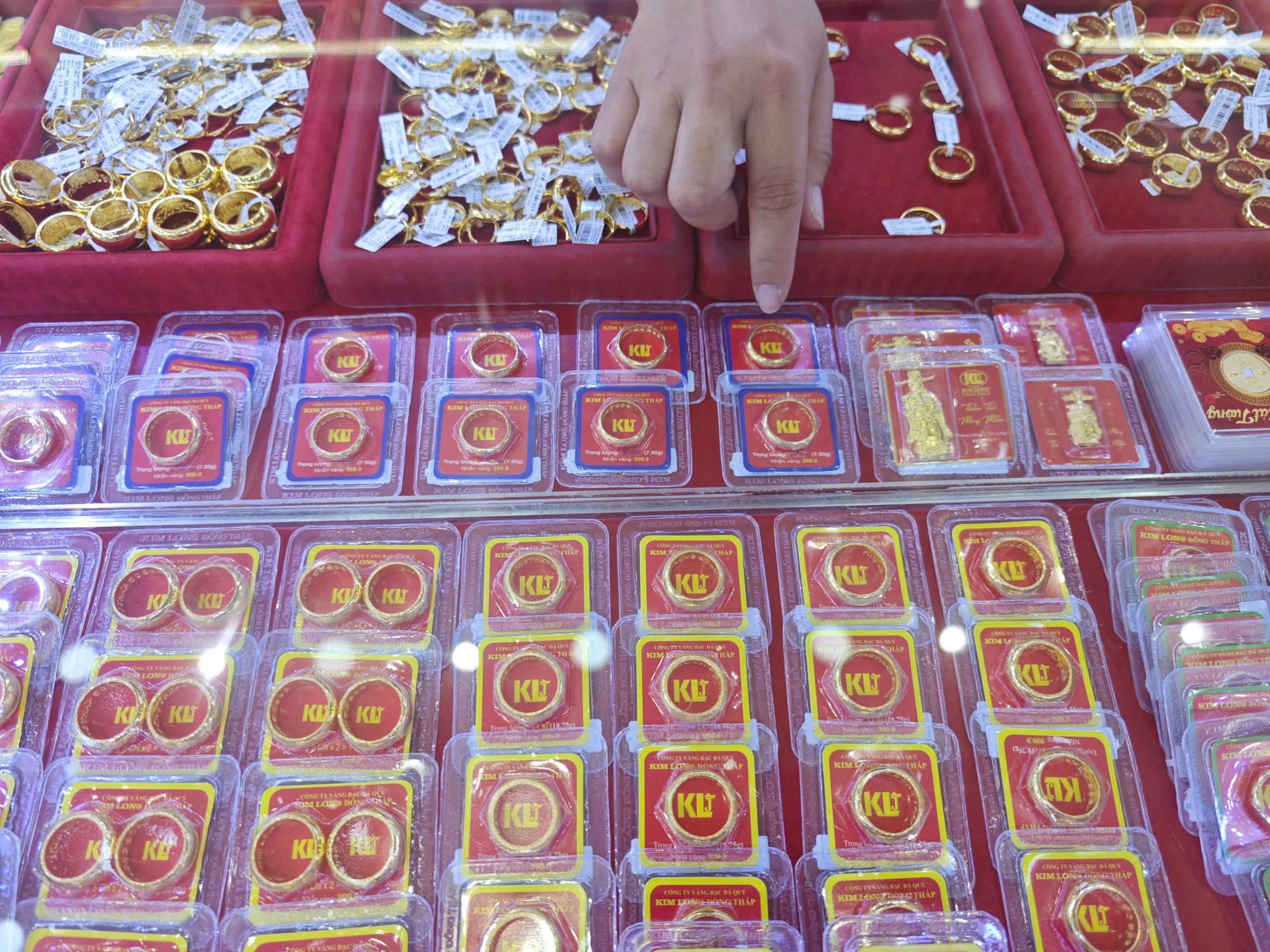 Giá vàng hôm nay 09/11: Mua vàng nhẫn lỗ cao hơn vàng miếng