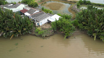 Sạt lở 'tấn công', chính quyền, người dân chờ... kinh phí