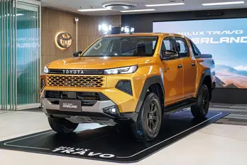 Toyota Hilux thế hệ mới lột xác thiết kế, có thêm bản thuần điện