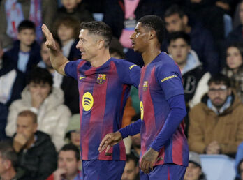 Lewandowski trở lại đá chính, lập hat-trick giúp Barca thắng đậm