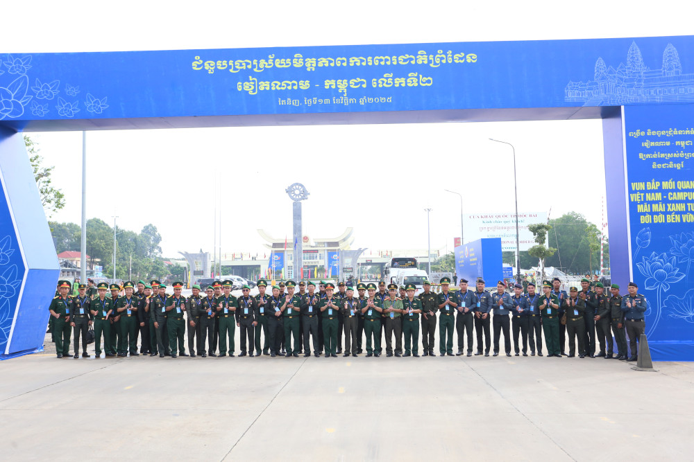 Chụp hình lưu niệm tại cửa khẩu Quốc tế Mộc Bài