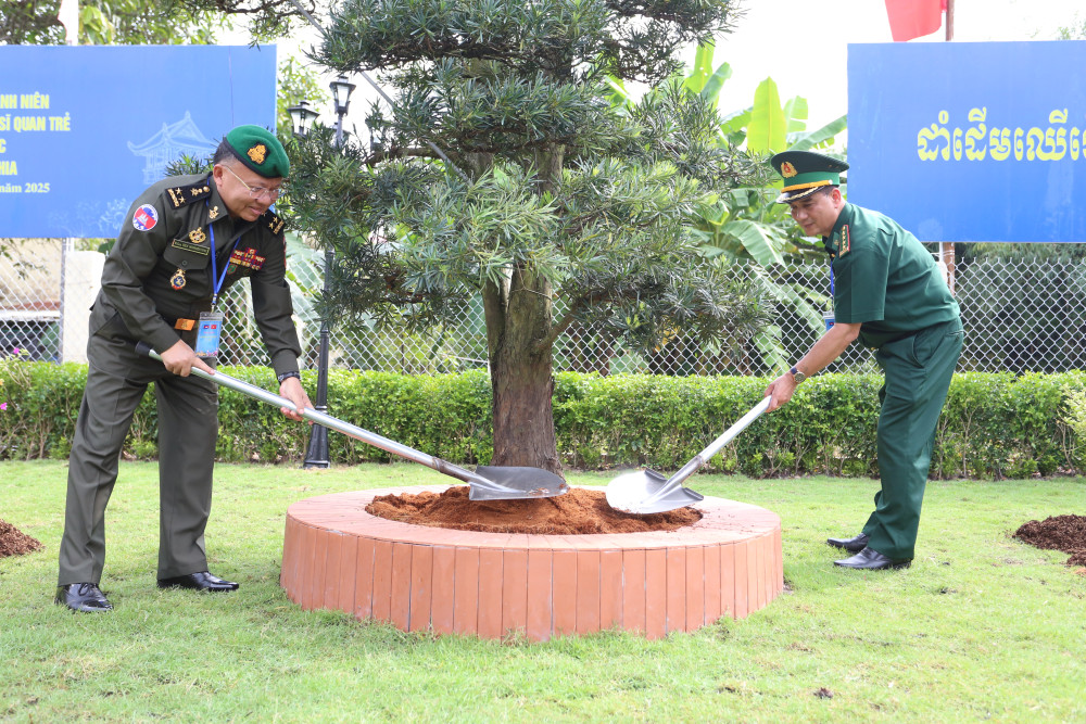 Trung tướng Tien Sophonrnvong, Phó tham mưu trưởng, Cục trưởng Cục Biên phòng, Bộ Quốc phòng Campuchia và Đại tá Nguyễn Quốc Hiếu – Phó Chủ nhiệm Chính trị Bộ đội Biên phòng Việt Nam cùng trồng cây hữu nghị thanh niên trong khuôn viên Đồn Biên phòng Cửa khẩu Quốc tế Mộc Bài xã Bến Cầu, tỉnh Tây Ninh.