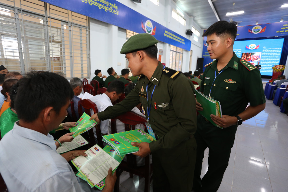 Nhiều hoạt động giao lưu giữa Đoàn sĩ quan trẻ Việt Nam và Campuchia