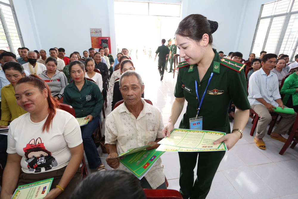 Nhiều hoạt động giao lưu giữa Đoàn sĩ quan trẻ Việt Nam và Campuchia