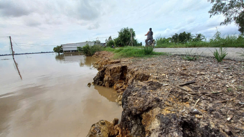 Nhiều tuyến đường giao thông nông thôn bị sạt lở do mưa lũ