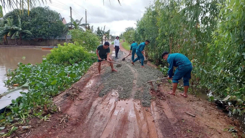 Nhiều tuyến đường giao thông nông thôn bị sạt lở do mưa lũ
