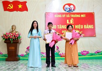 Đảng ủy xã Truông Mít trao Huy hiệu Đảng cho 6 đảng viên