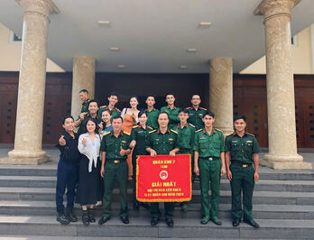 Người 'thắp lửa' văn nghệ cho lính