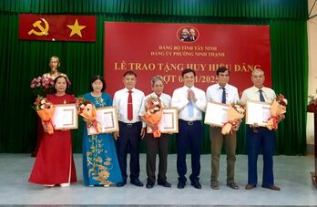 Phường Ninh Thạnh trao Huy hiệu Đảng cho 5 đảng viên lão thành