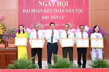 Phó Chủ tịch UBND tỉnh Phạm Tấn Hòa dự Ngày hội Đại đoàn kết toàn dân tộc tại phường Tân An