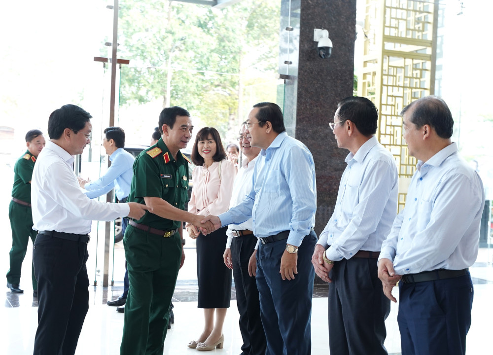 Thường trực Tỉnh ủy và các Ủy viên Ban Thường vụ Tỉnh ủy đón tiếp Bộ trưởng Bộ Quốc phòng Phan Văn Giang 