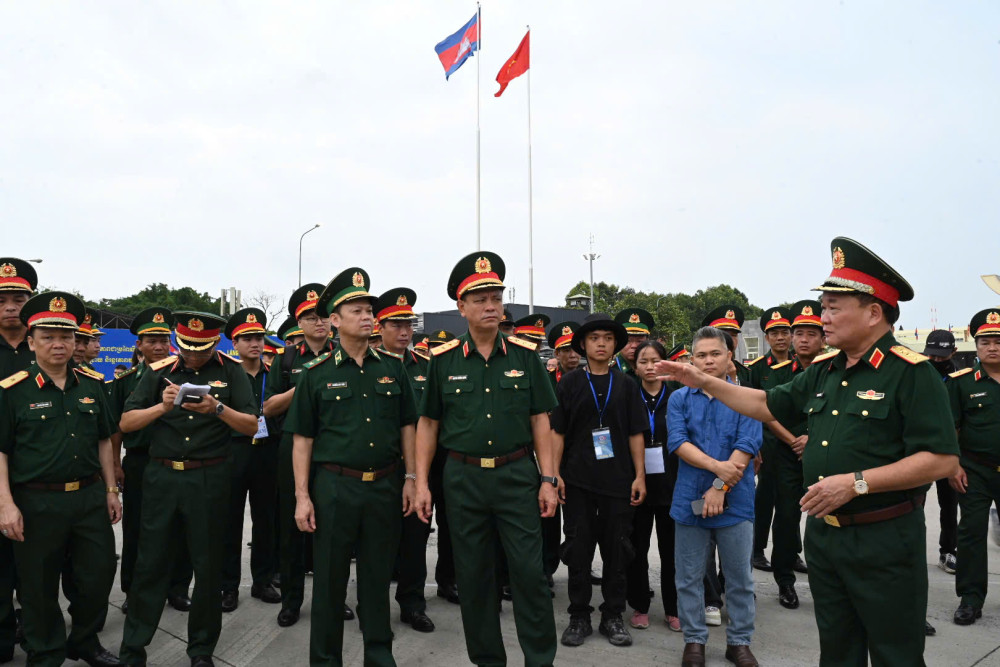 Thượng tướng Nguyễn Trường Thắng và Thượng tướng Hoàng Xuân Chiến chủ trì buổi tổng duyệt chương trình giao lưu hữu nghị quốc phòng biên giới Việt Nam - Campuchia lần thứ hai tại Cửa khẩu Quốc tế Mộc Bài.