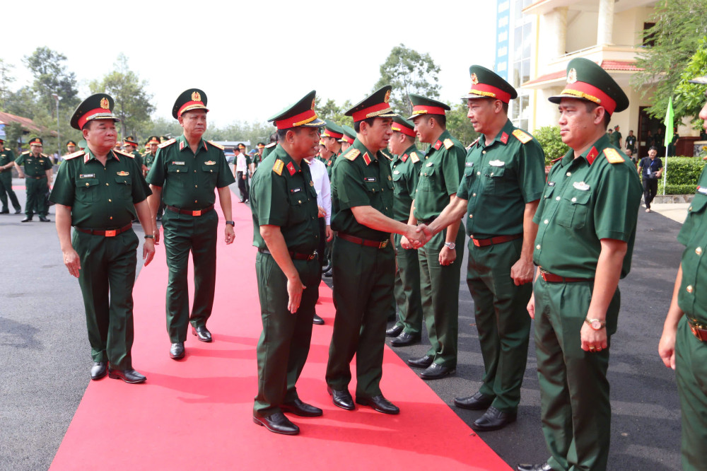 Chỉ huy Sư đoàn 5, Quân khu 7 đón Đại tướng Phan Văn Giang và đoàn công tác. 