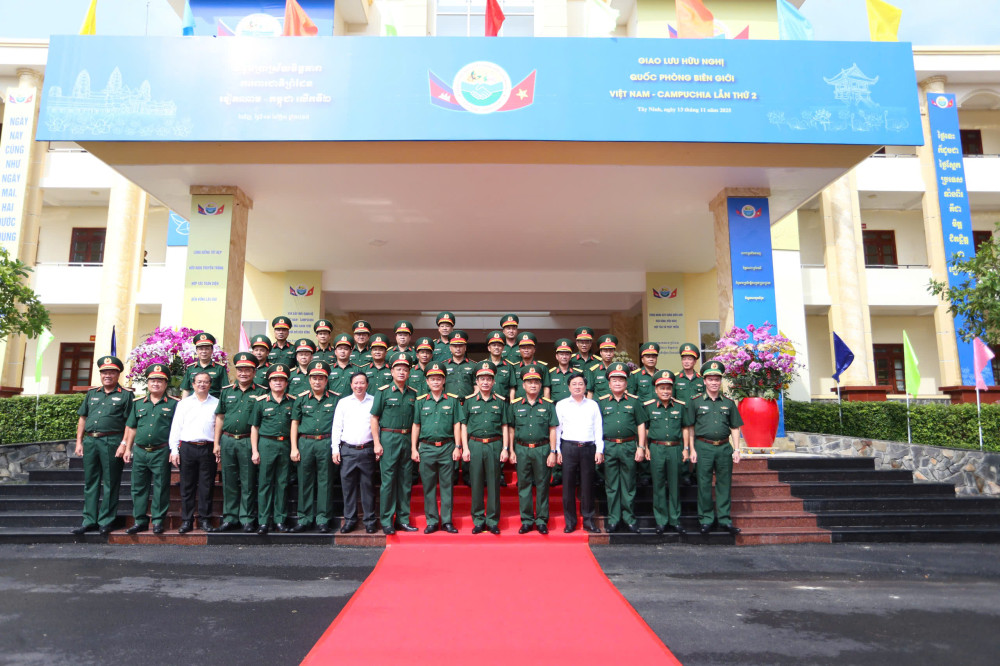 Đại tướng Phan Văn Giang và đfoafn công tác Bộ quốc phòng chụp ảnh lưu niệm với Đảng ủy, chỉ huy Sư đoàn 5