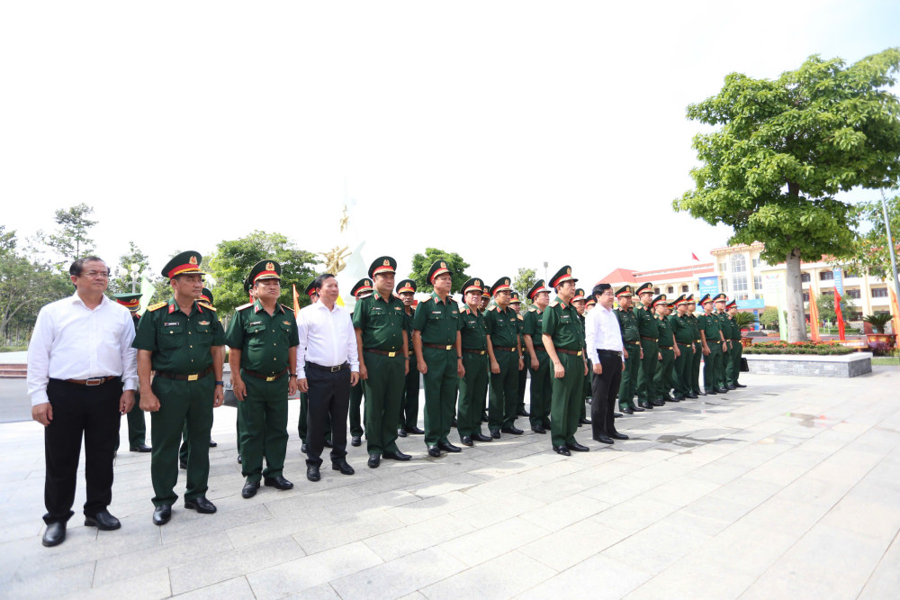 Đại tướng Phan Văn Giang, Ủy viên Bộ Chính trị, Phó Bí thư Quân ủy Trung ương, Bộ trưởng Bộ Quốc và đoàn công tác, chính quyền địa phương tỉnh Tây Ninh dâng hương, dâng hoa tại Nhà tưởng niệm Chủ tịch Hồ Chí Minh, Sư đoàn 5.