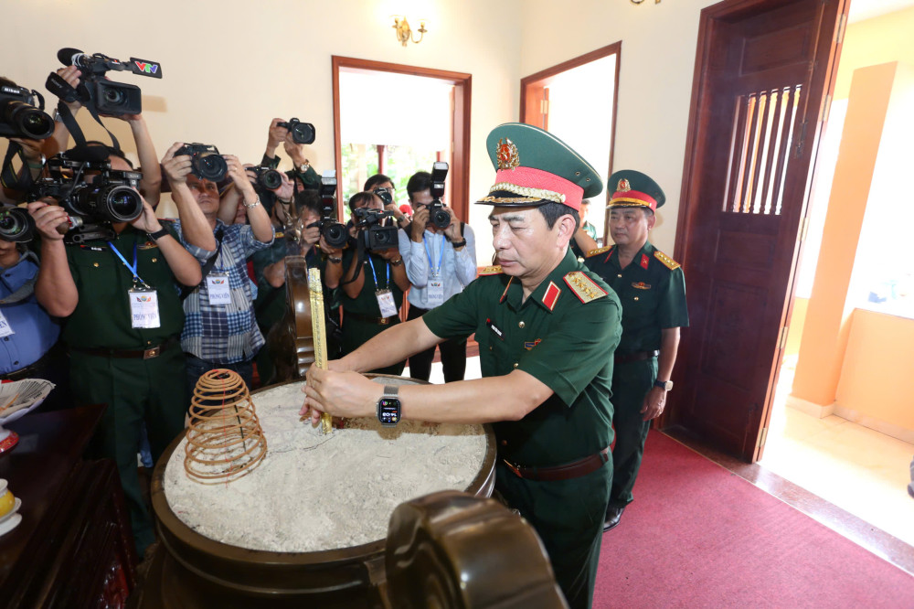 Đại tướng Phan Văn Giang, Ủy viên Bộ Chính trị, Phó Bí thư Quân ủy Trung ương, Bộ trưởng Bộ Quốc và đoàn công tác, chính quyền địa phương tỉnh Tây Ninh dâng hương, dâng hoa tại Nhà tưởng niệm Chủ tịch Hồ Chí Minh, Sư đoàn 5.