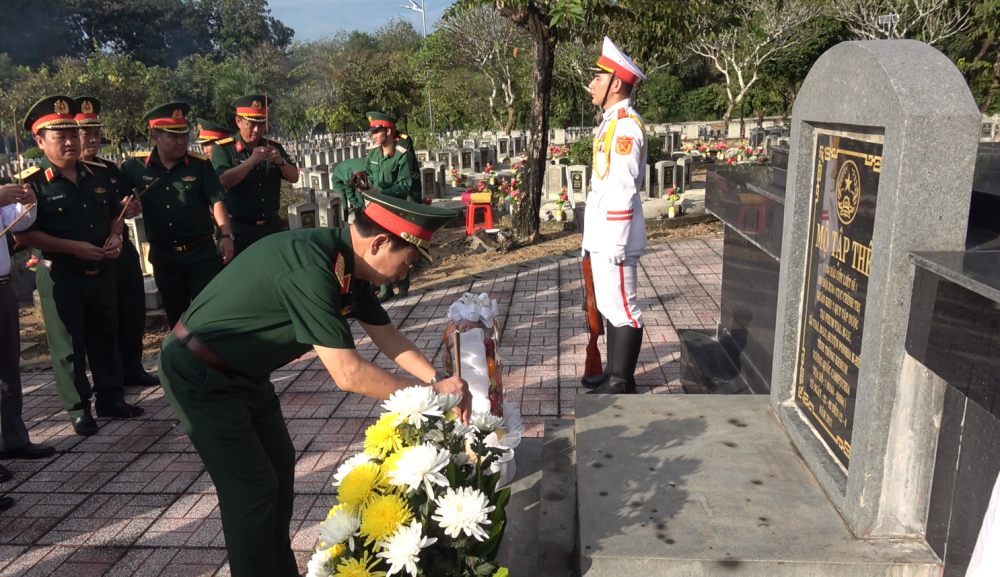 Đại tướng Phan Văn Giang dâng hương mộ các anh hùng liệt sĩ.