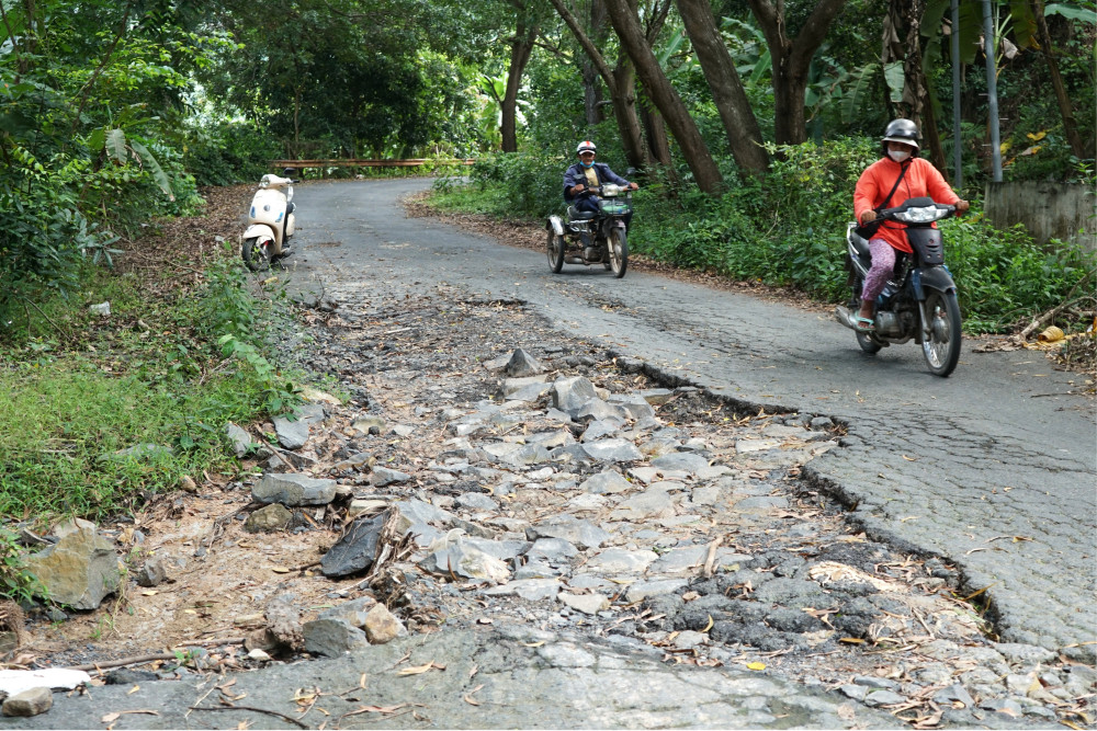 Mặt đường có nhiều nơi bị lún, trôi mất phần nhựa, để lòi lên lớp đá gồ ghề, rất dễ gây tai nạn cho người tham gia giao thông
