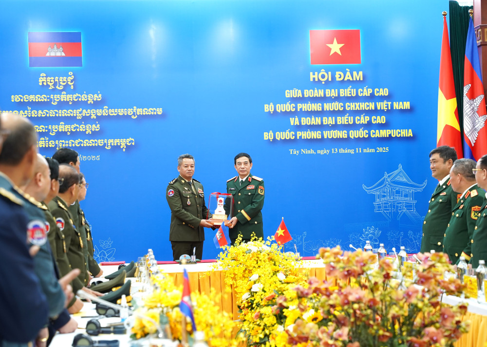 Hai Bộ trưởng tặng quà lưu niệm