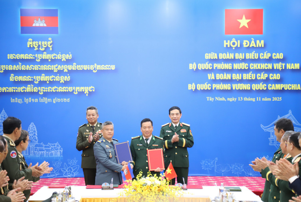 Hai Bộ trưởng chứng kiến trao Biên bản ký kết nghĩa giữa Đồn biên phòng cửa khẩu quốc tế Mộc Bài/Việt Nam và Ban chỉ huy Hiến binh thành phố Bavet/Campuchia