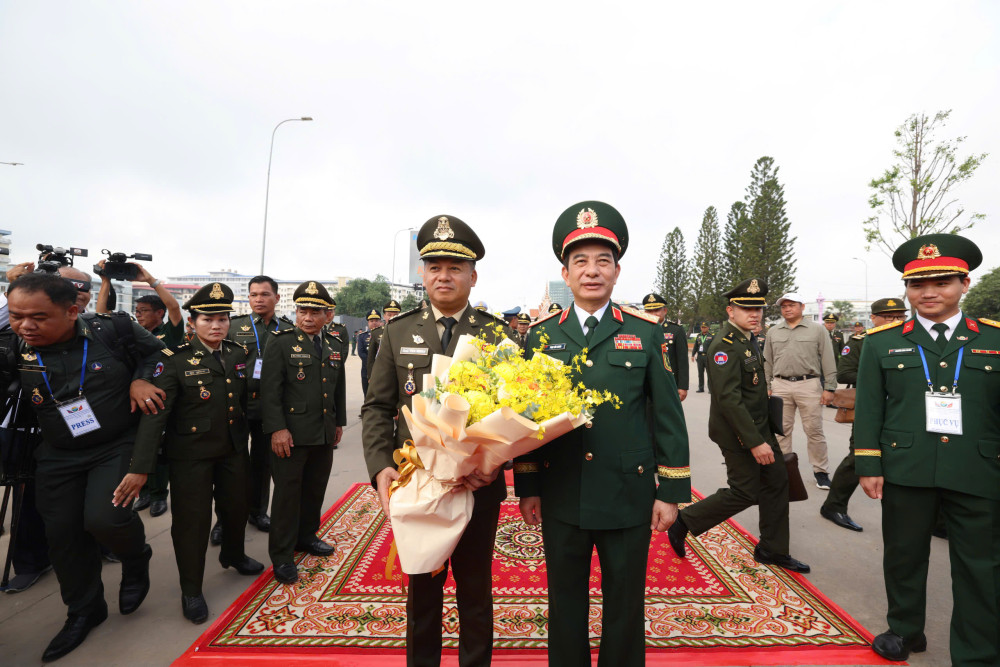 Đại tướng Phan Văn Giang đón và tặng hoa Đại tướng Tea Seiha