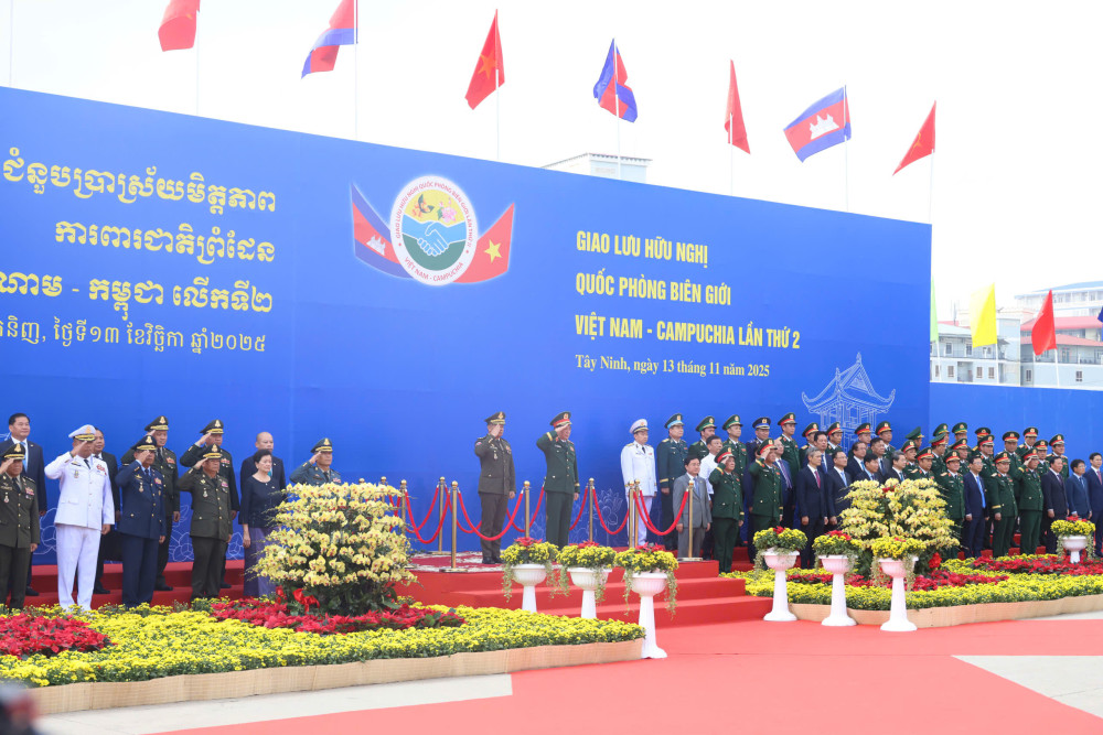 Các đại biểu thực hiện nghi thức chào cờ.