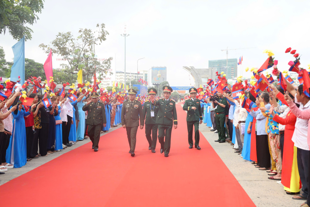 Người dân vẫy cờ, hoa chào đón đoàn đại biểu hai nước