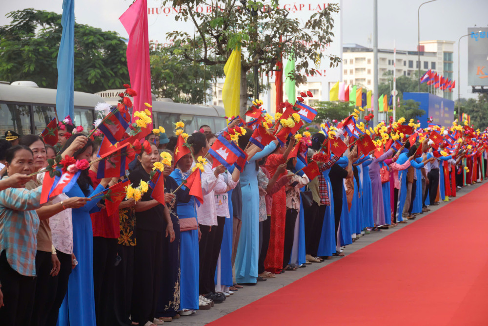 Người dân vẫy cờ, hoa chào đón đoàn đại biểu hai nước