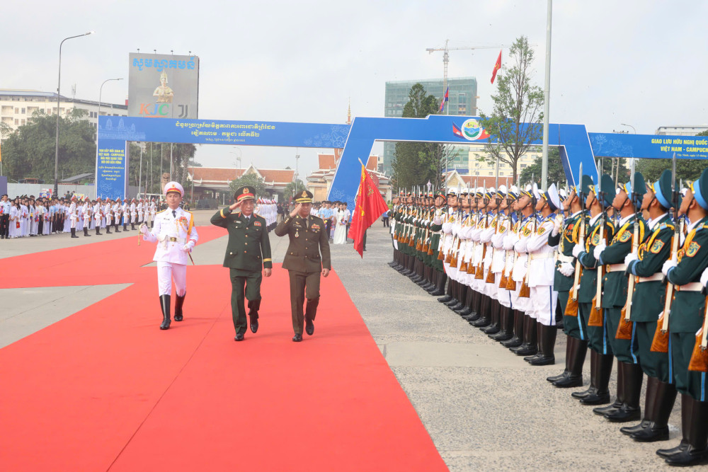 Đại tướng Phan Văn Giang và  Đại tướng Tea Seiha duyệt đội danh dự Quân đội Nhân dân Việt Nam