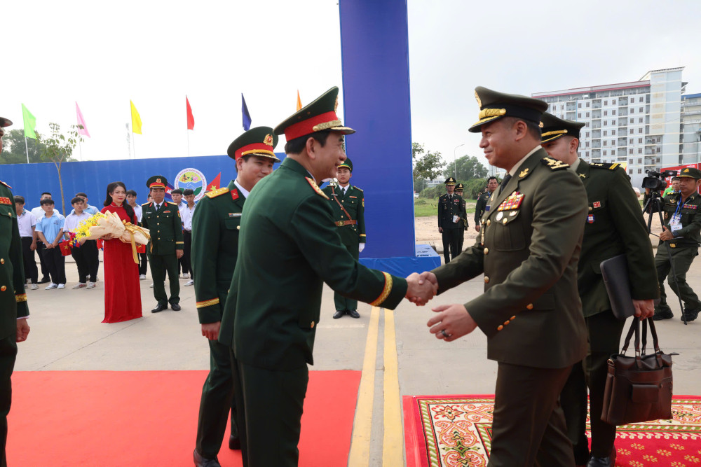 Đại tướng Phan Văn Giang đón và tặng hoa Đại tướng Tea Seiha