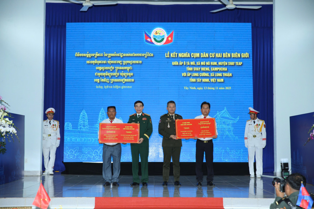 Hai bộ trưởng trao quà tặng ấp Long Cường và ấp Otamo.
