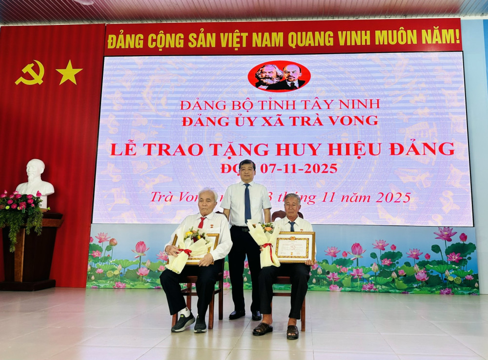 Xã Trà Vong: Trao tặng Huy hiệu Đảng đợt 07/11