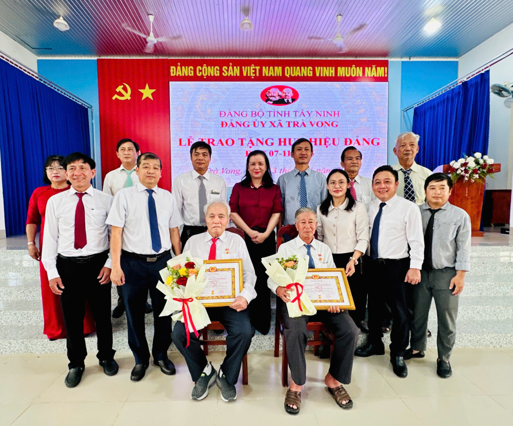 Xã Trà Vong: Trao tặng Huy hiệu Đảng đợt 07/11