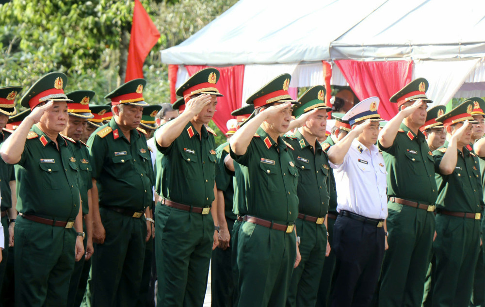 Đoàn công tác Quân ủy Trung ương - Bộ Quốc phòng dành phút mặc niệm tưởng nhớ các anh hùng liệt sĩ tại Nghĩa trang liệt sĩ Đồi 82.