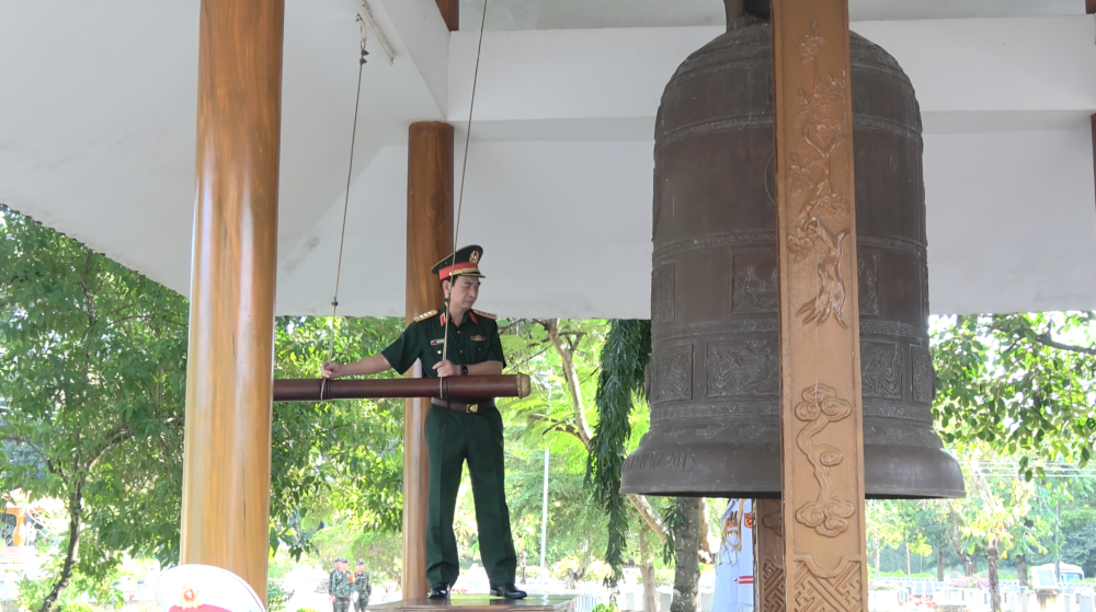 Đại tướng Phan Văn Giang gióng 9 hồi chuông chiêu tập anh linh các anh hùng liệt sĩ.