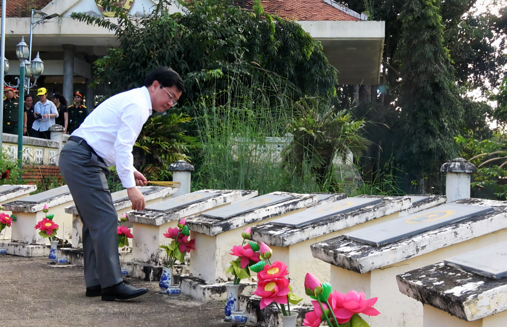 Bí Thư Tỉnh ủy Nguyễn Văn Quyết dâng hương mộ các anh hùng liệt sĩ.
