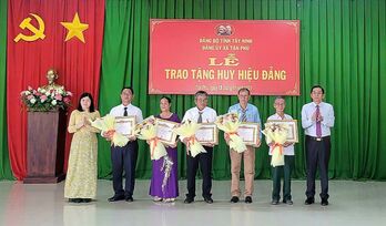 Xã Tân Phú trao tặng Huy hiệu Đảng cho đảng viên