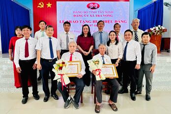 Xã Trà Vong: Trao tặng Huy hiệu Đảng đợt 07/11