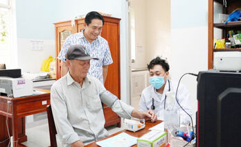 Bí thư Đảng ủy xã Tân Tập làm việc với Trạm Y tế xã