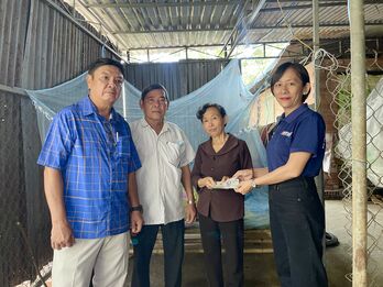 Trao tiền hỗ trợ cho anh Nguyễn Đông Hải