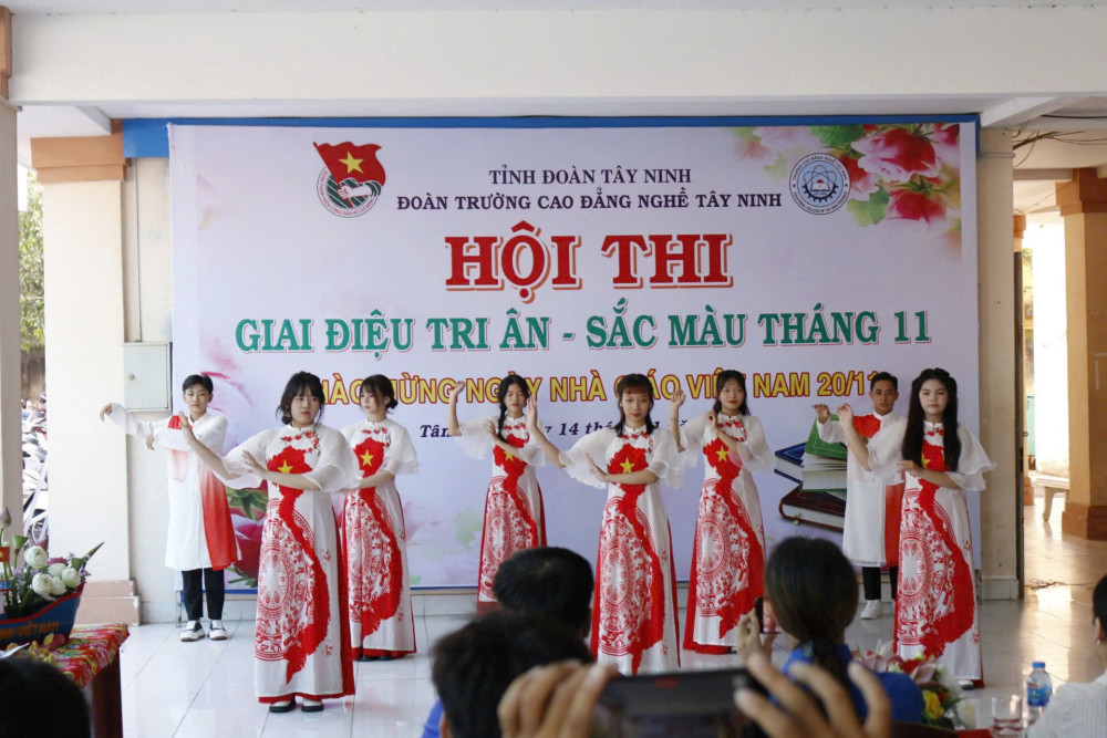 Sôi nổi Hội thi Giai điệu tri ân – Sắc màu tháng 11